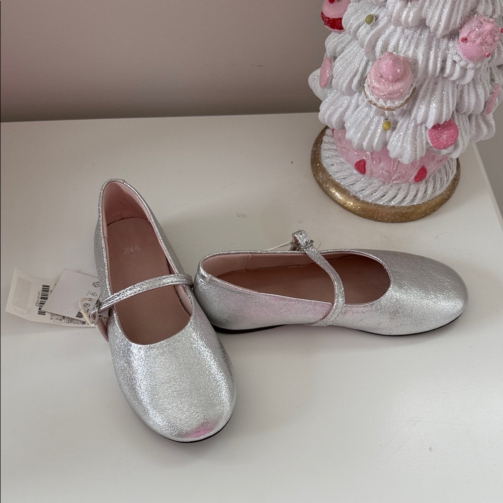 Zara Girl’s Silver Sparkly Mary Jane ballet shoes size 13.5
